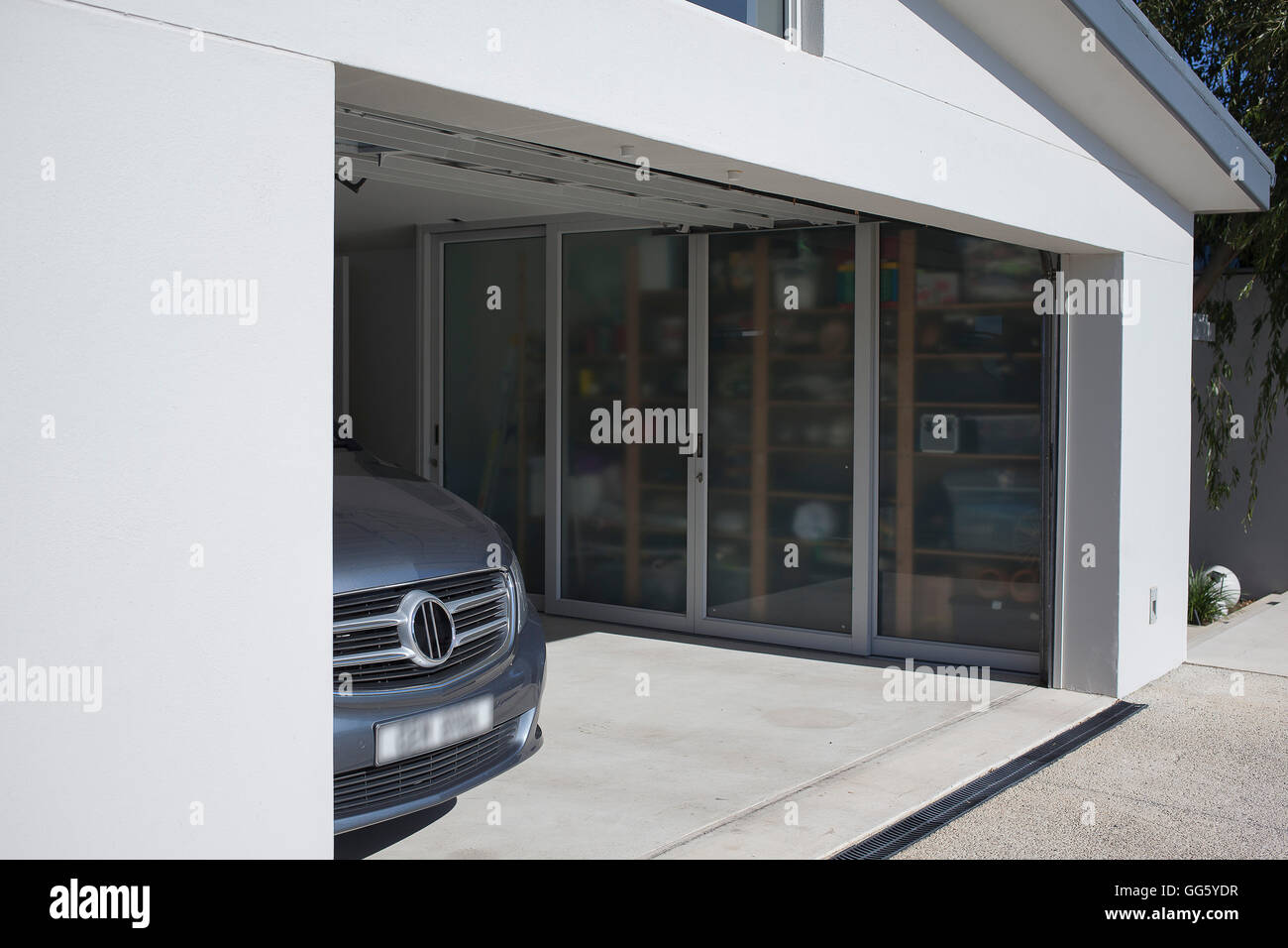 Außenseite des modernen PKW-garage Stockfoto