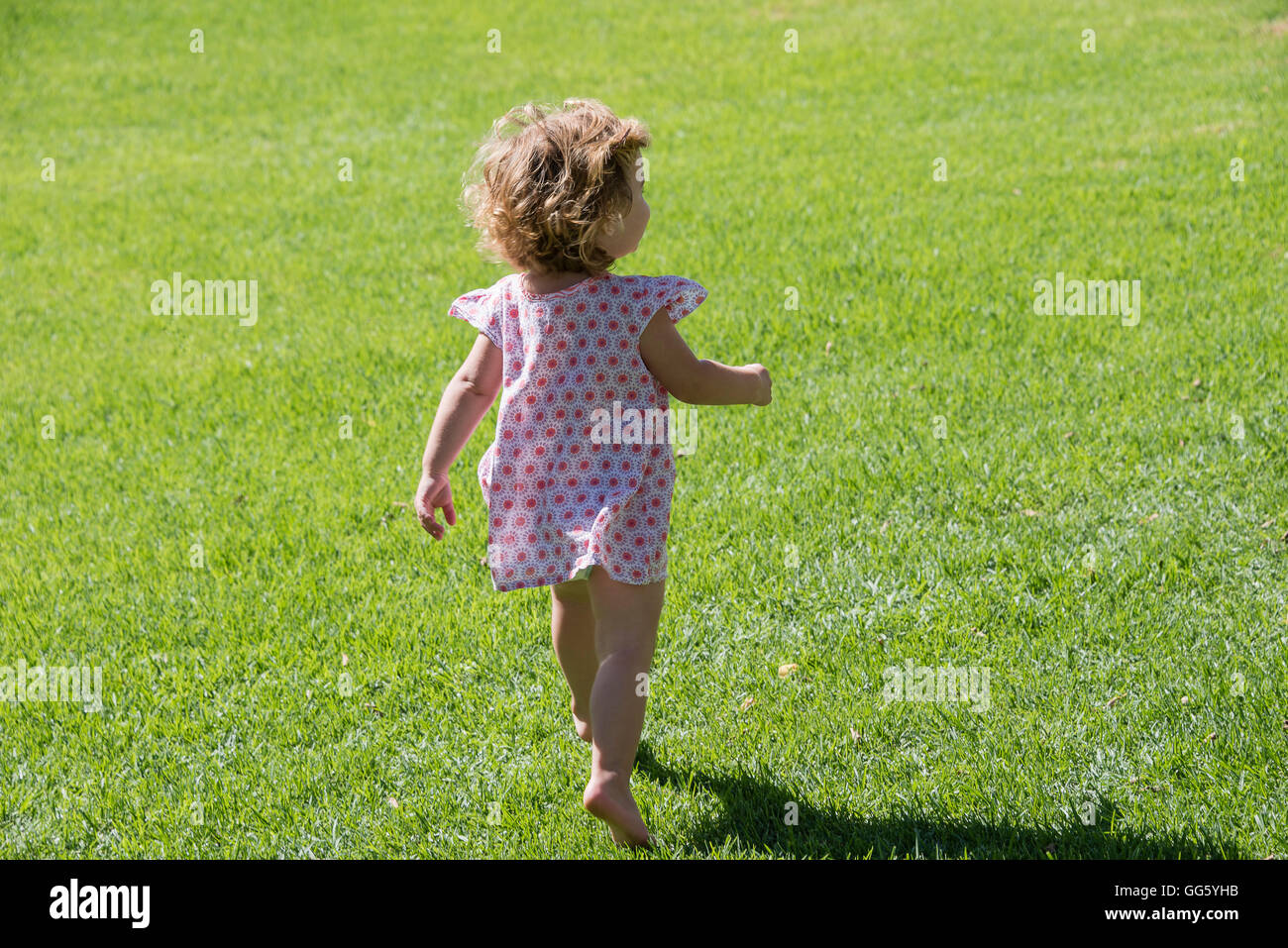 Nahaufnahme von einem Babymädchen zu Fuß auf dem Rasen Stockfoto