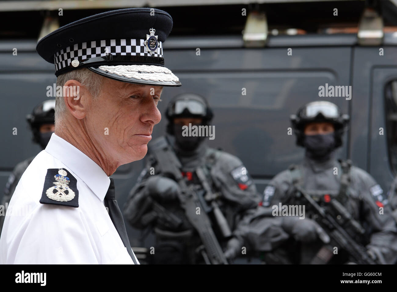 Metropolitan Police Commissioner Sir Bernard Hogan-Howe mit der bewaffneten Polizei vorbereiten der Bereitstellung von Hyde Park, London und wie Scotland Yard angekündigt, dass die erste 600 zusätzliche bewaffnete Offiziere wurden ausgebildet und betriebsbereit, und enthüllt Pläne mehr schützen auf öffentlichen Patrouille zu setzen. Stockfoto