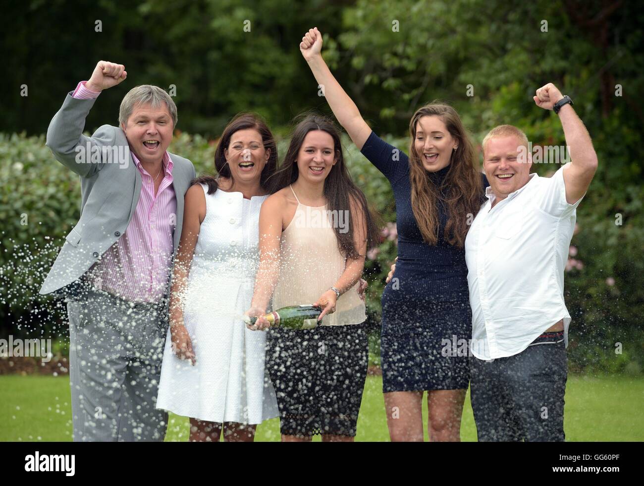 Mitglieder der Davies-Familie, die einen £61.1 Millionen EuroMillions-Jackpot abgewannen, feiern ihren Sieg im Celtic Manor Resort in Newport, Südost-Wales. Stockfoto