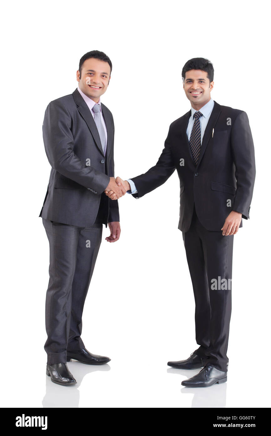 Porträt von zwei Geschäftsleute Händeschütteln Stockfoto