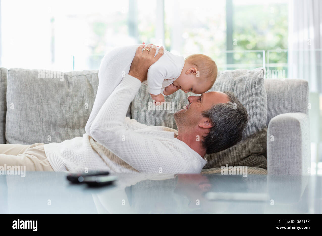 Glücklicher Vater spielt mit seinem niedlichen Baby-Tochter zu Hause Stockfoto