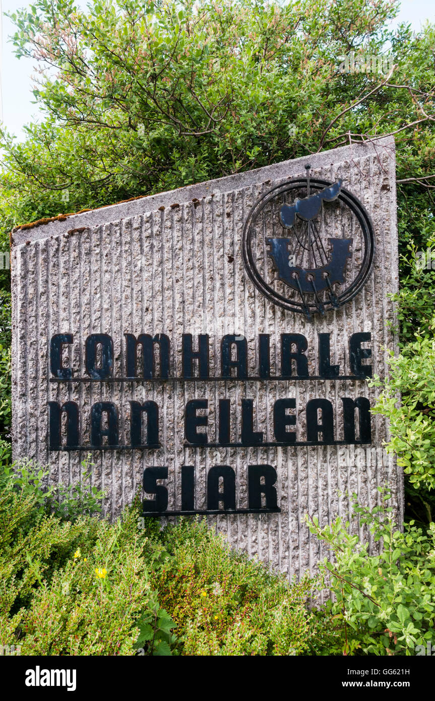 Melden Sie sich außerhalb des Büros von Comhairle Nan Eilean Siar, lokale Regierung für Na h-Eileanan Siar oder den äußeren Hebriden. Stockfoto
