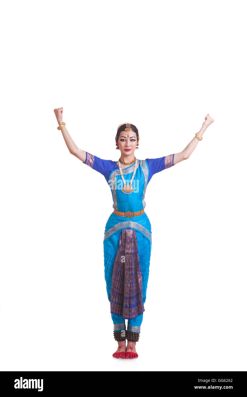 Porträt der Frau mit Armen hob Bharatanatyam vor weißem Hintergrund durchführen Stockfoto