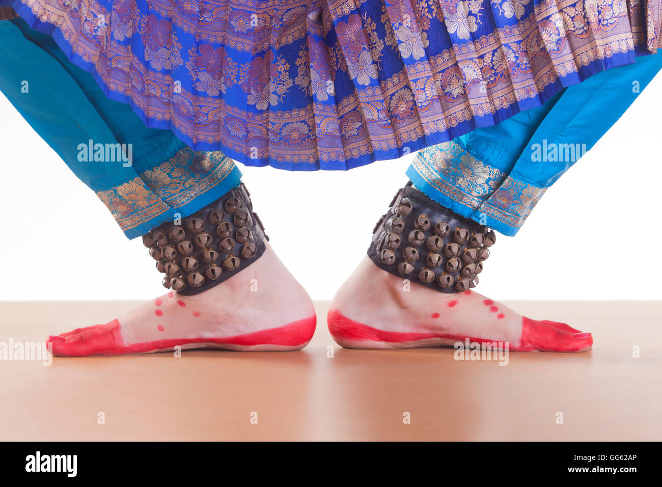 Geringer Teil des Tänzers Füße bei Bharatanatyam über weißem Hintergrund Stockfoto