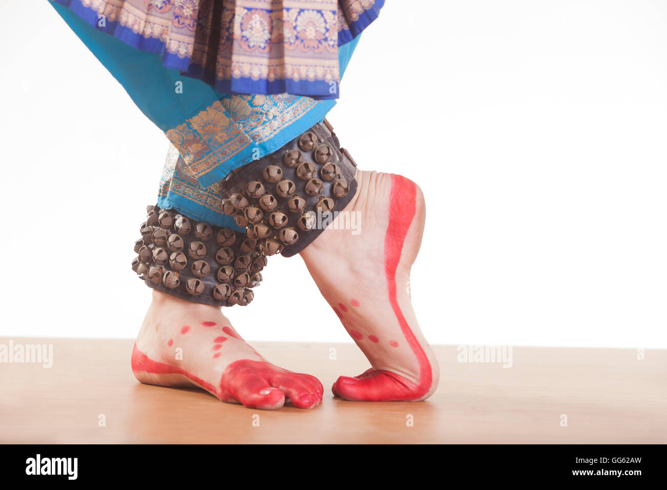 Traditionelle Tänzer Füße bei Bharatanatyam über weißer Hintergrund Stockfoto
