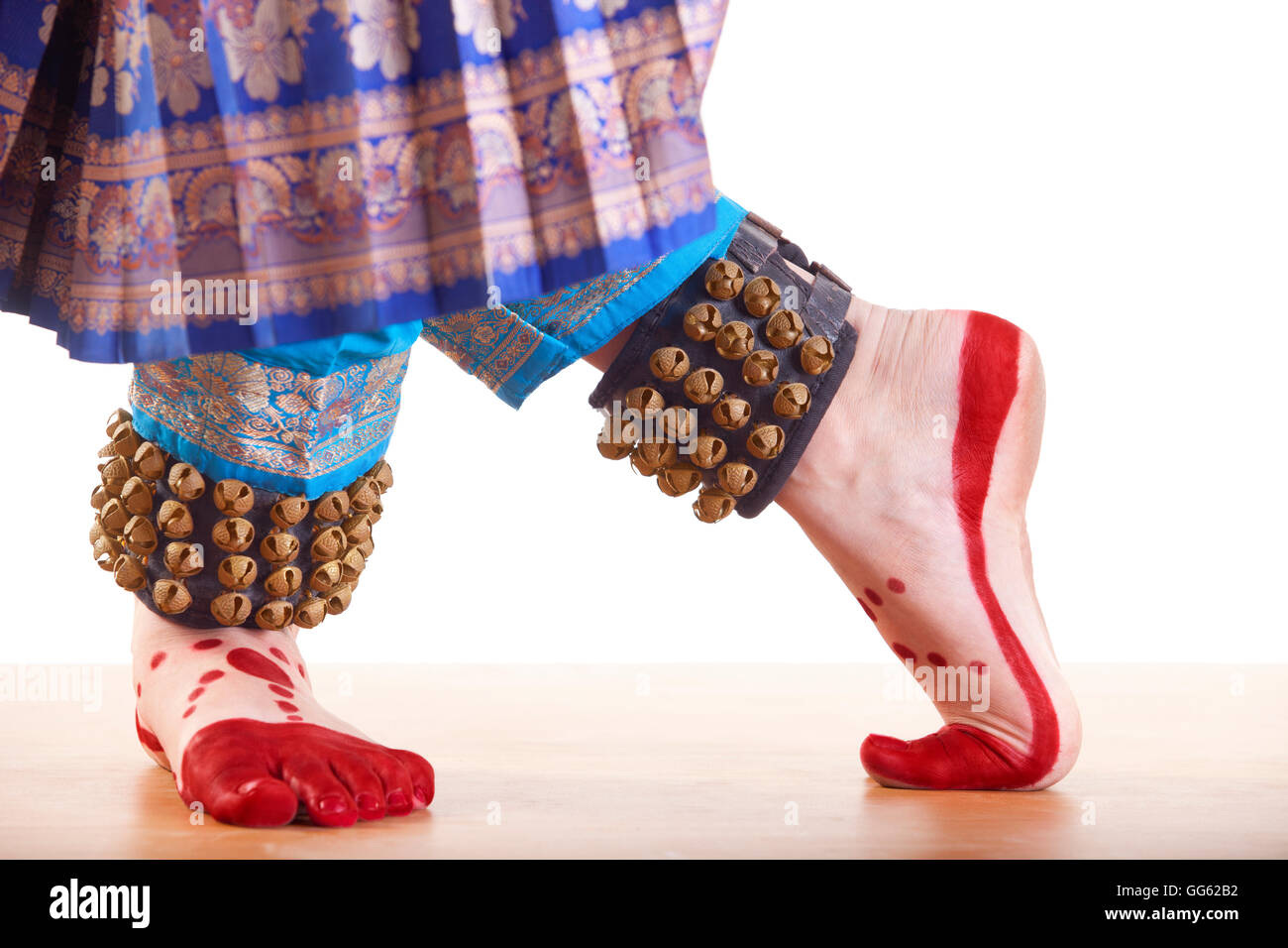 Traditionelle Tänzer Füße bei Bharatanatyam über weißer Hintergrund Stockfoto