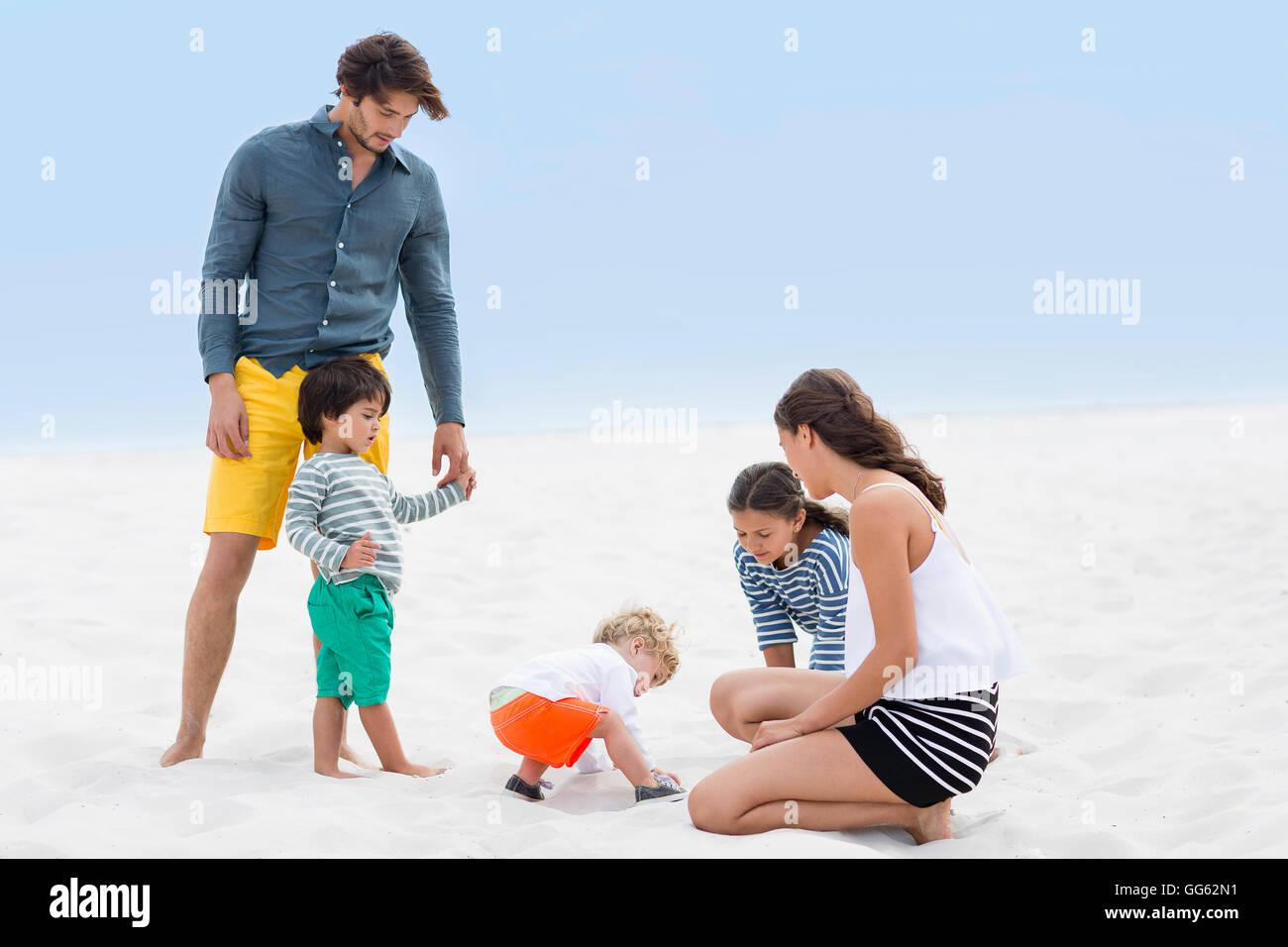 Familien genießen am Strand Stockfoto