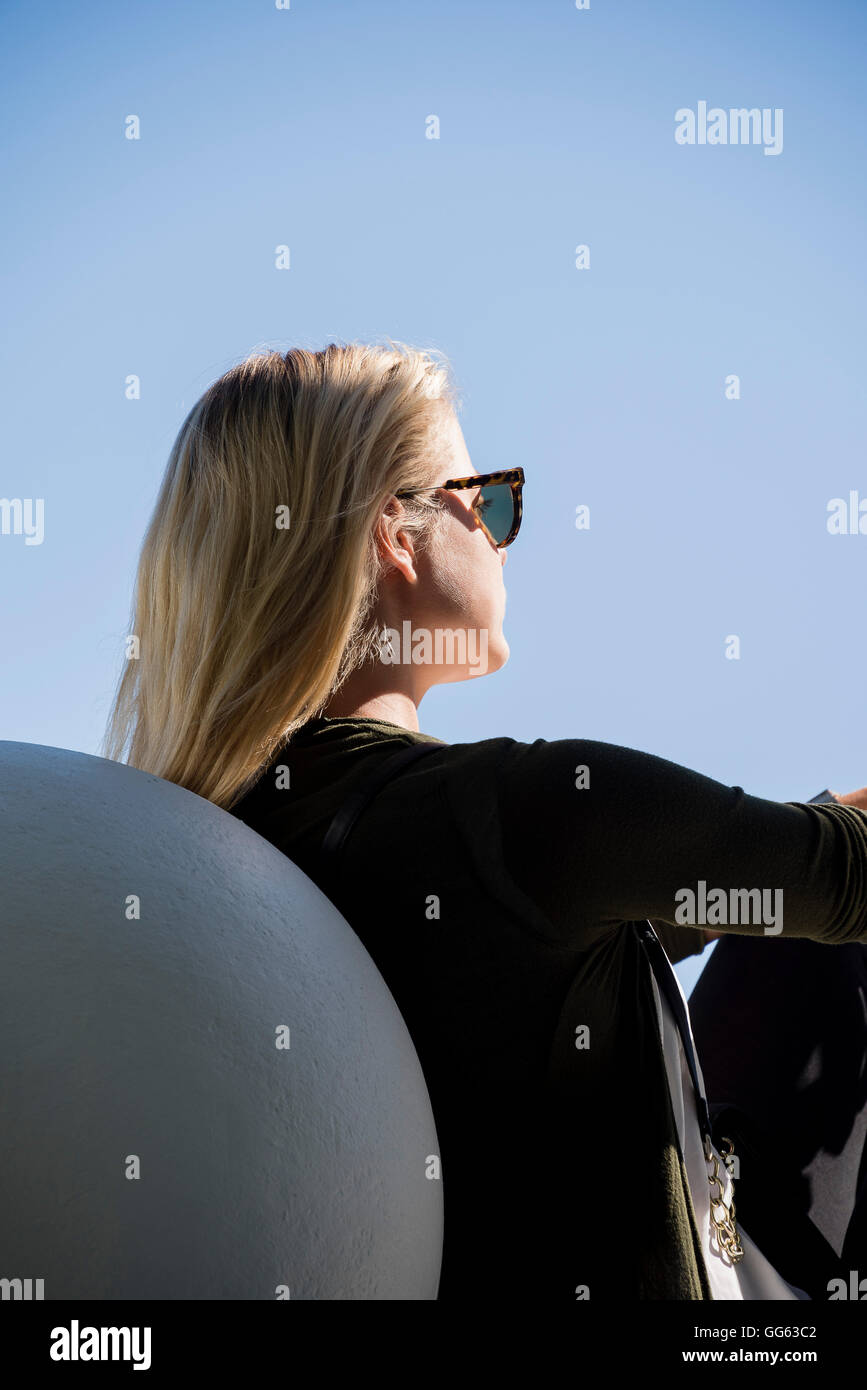 Schöne Frau auf Stuhl im freien Stockfoto