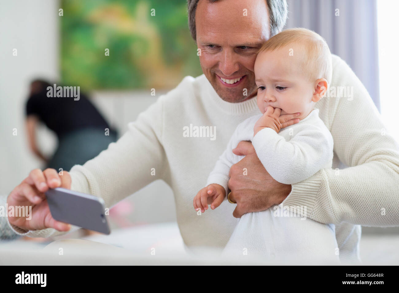 Glücklicher Vater mit seinem Baby Tochter nehmen Selfie mit Kamera-Handy Stockfoto