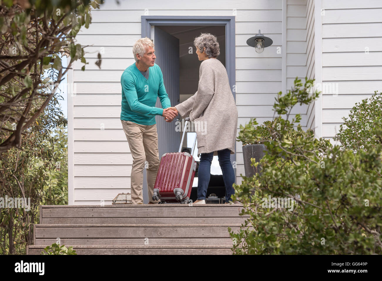 Senior woman einladende Frau am Eingang Stockfoto