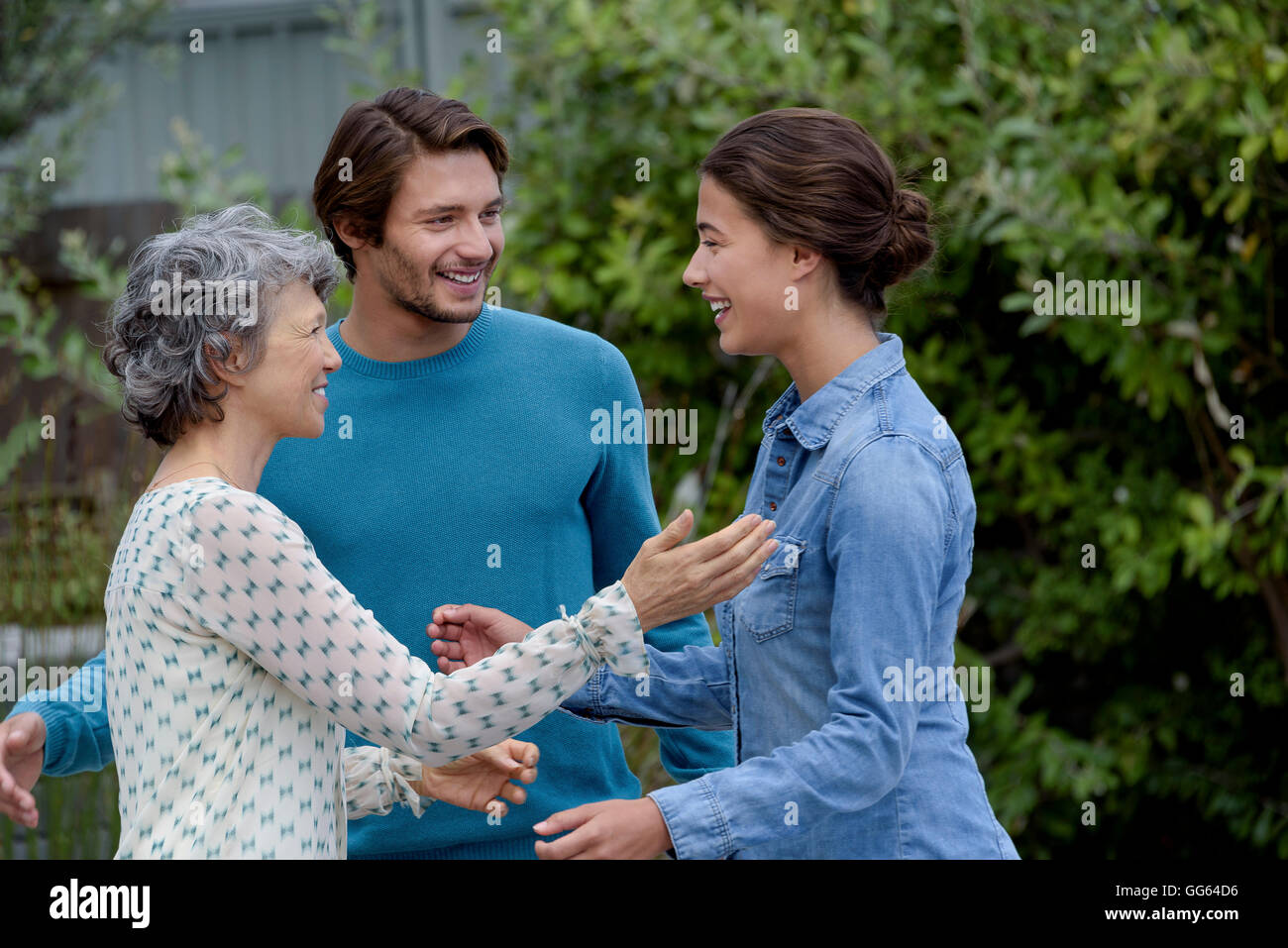 Glücklich Reife Frau treffen mit jungen Paar außerhalb Stockfoto