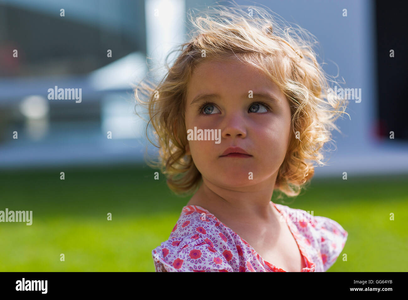 Nahaufnahme von einem Babymädchen hält eine Flasche Wasser Stockfoto