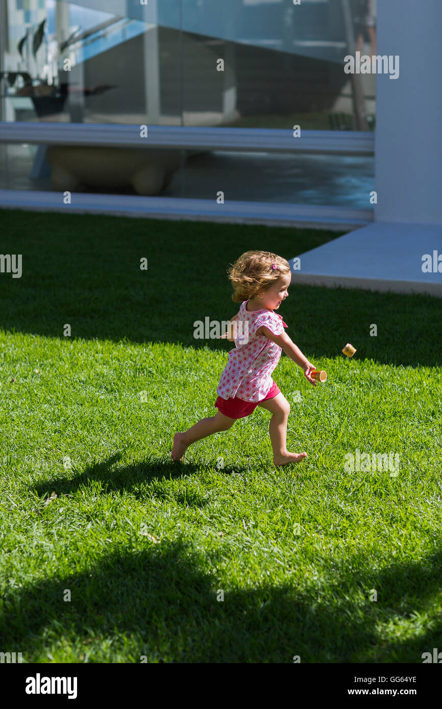 Profil von einem Babymädchen spielen auf Rasen Stockfoto