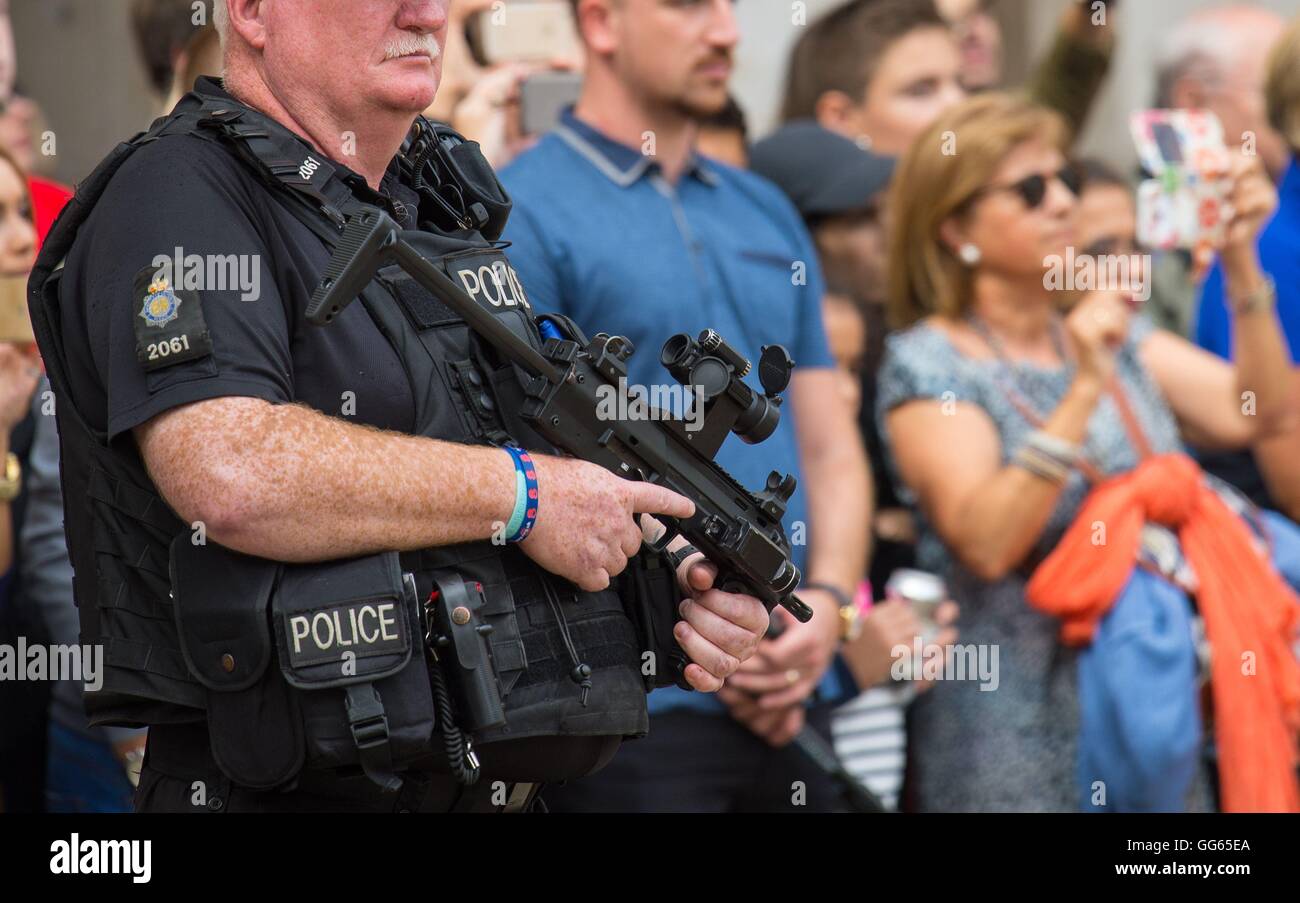 Eine bewaffnete Polizisten im Dienst im Zentrum von London, als Scotland Yard angekündigt, dass die ersten 600 zusätzliche bewaffnete Offiziere wurden ausgebildet und betriebsbereit und seine Pläne, mehr schützen auf öffentlichen Patrouille zu setzen. Stockfoto