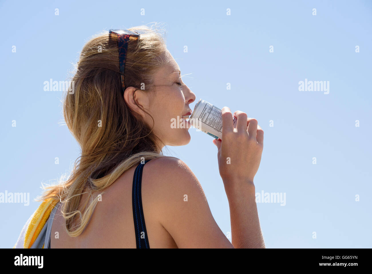 Schöne Frau genießen Kaltgetränk Stockfoto