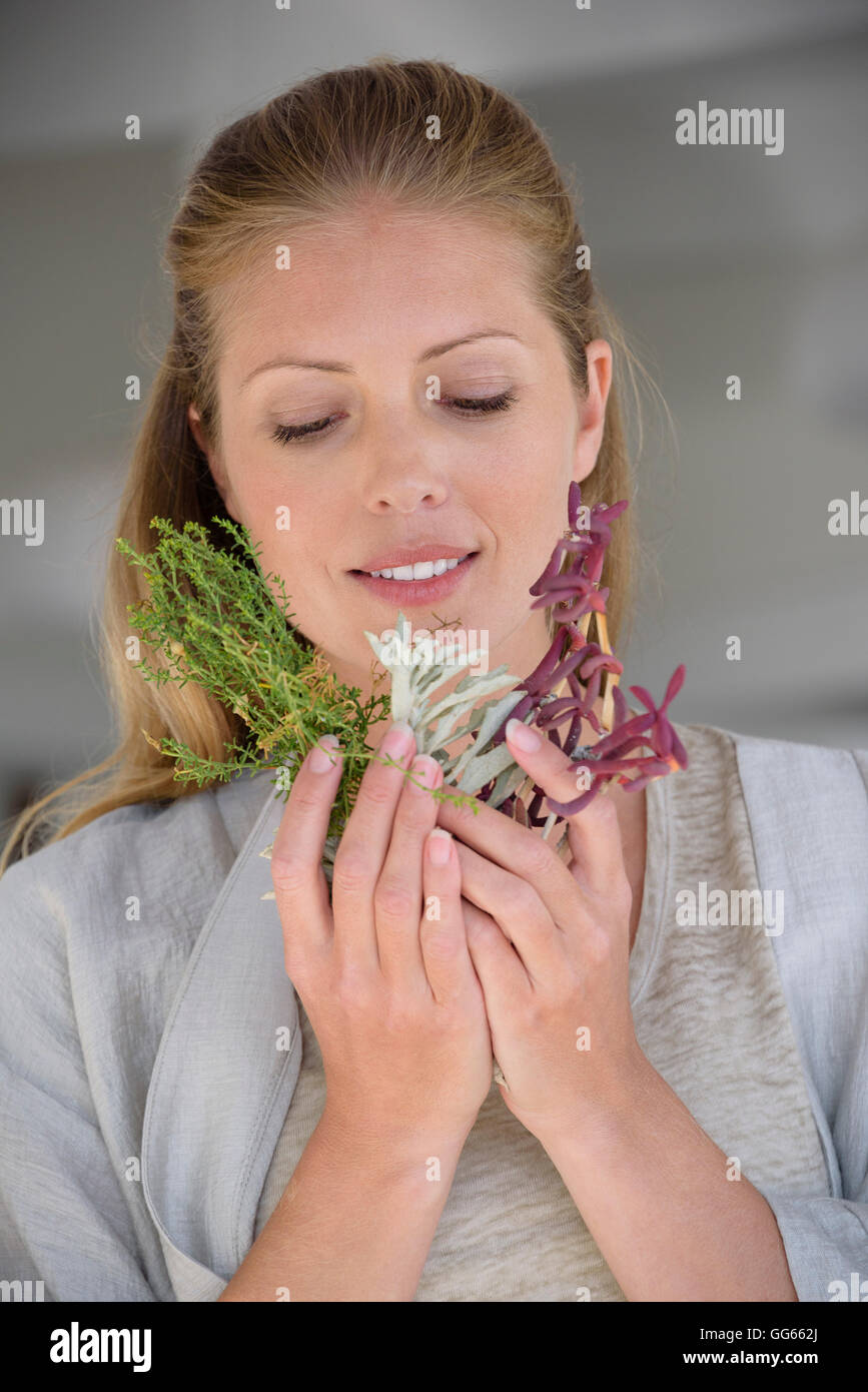 Schöne Frau mit frischem Aroma Kräuter Stockfoto