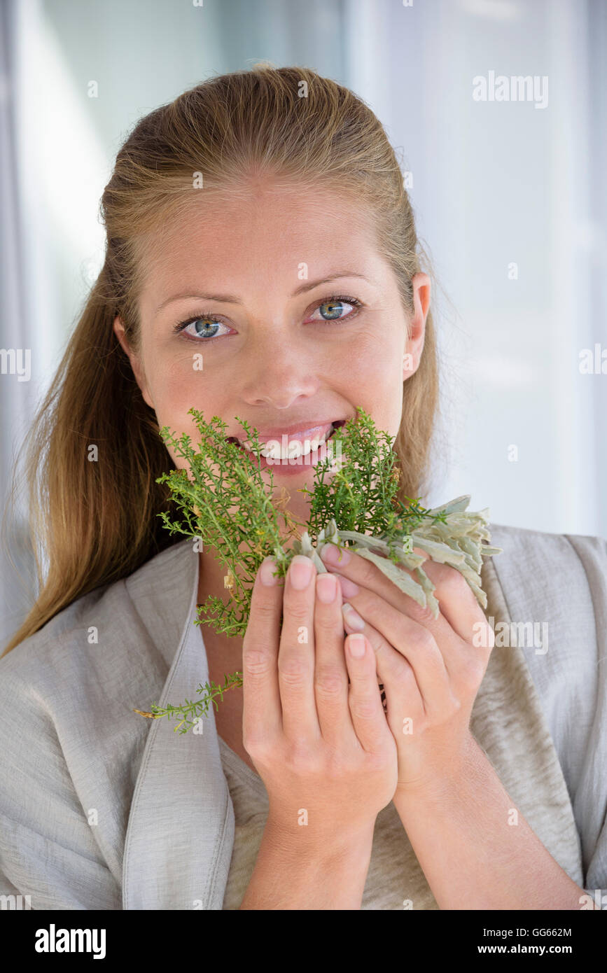Schöne Frau mit frischem Aroma Kräuter Stockfoto