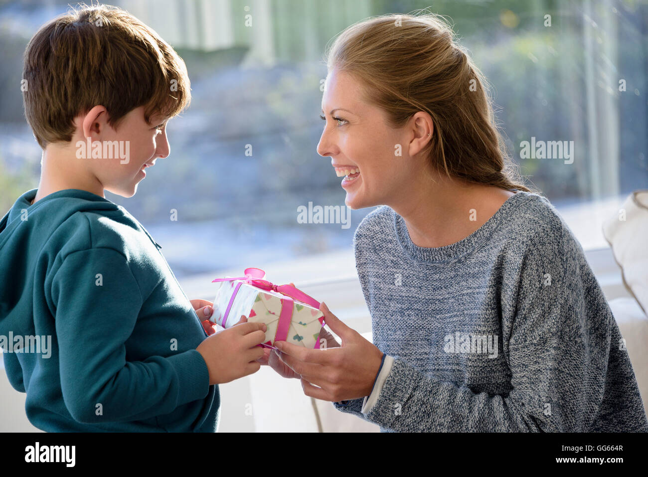 Glückliche Mutter und Sohn mit Geburtstagsgeschenk Stockfoto