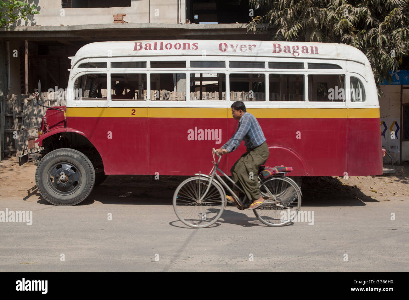 Straßenszene mit Bus Werbung Fahrten mit dem Heißluftballon in Bagan Myanmar Stockfoto