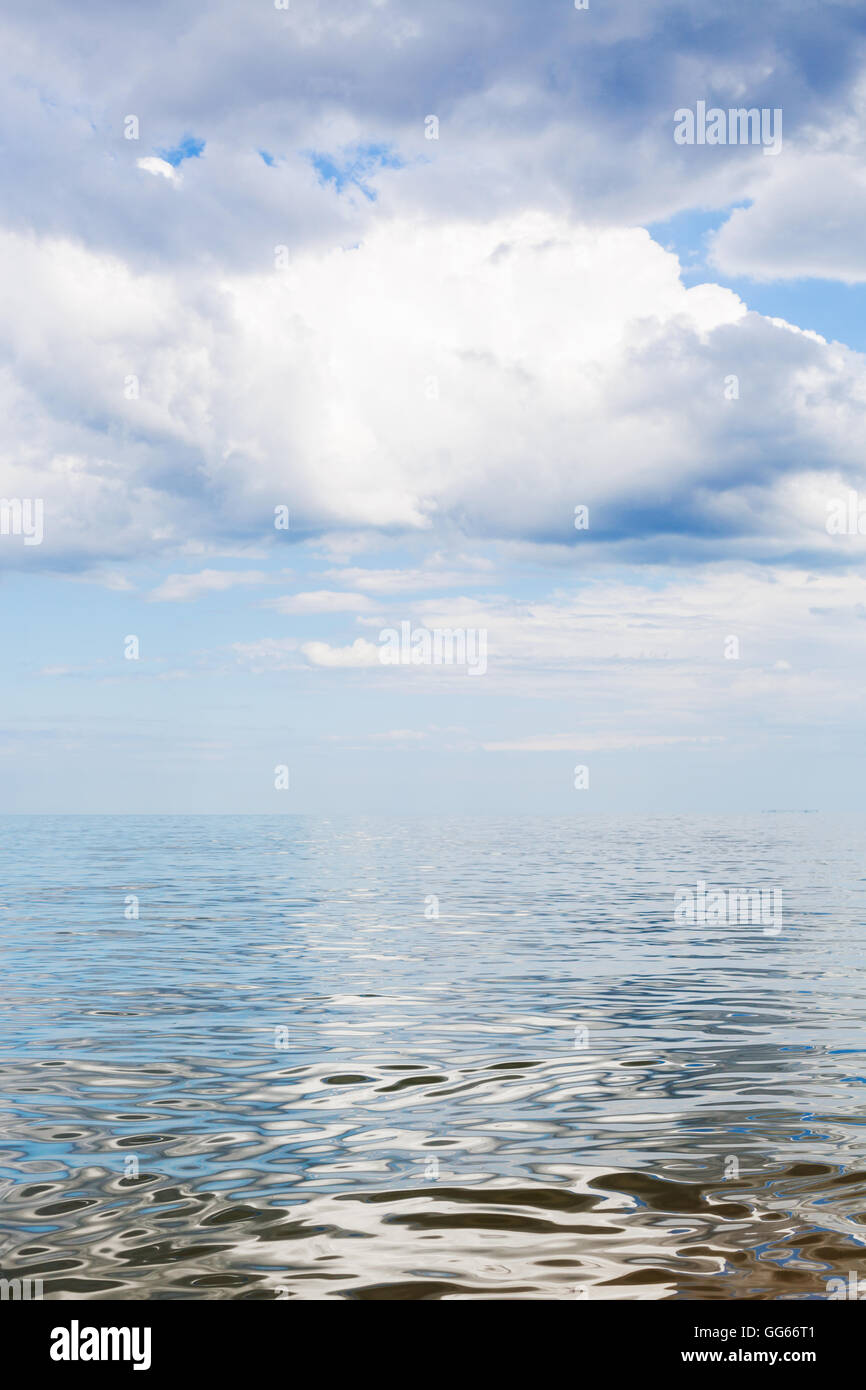 weiße Wolken über dem ruhigen Wasser des Asowschen Meeres, Temrjuk Bay, Golubitskaya Resort, Halbinsel Taman, Kuban, Russland Stockfoto