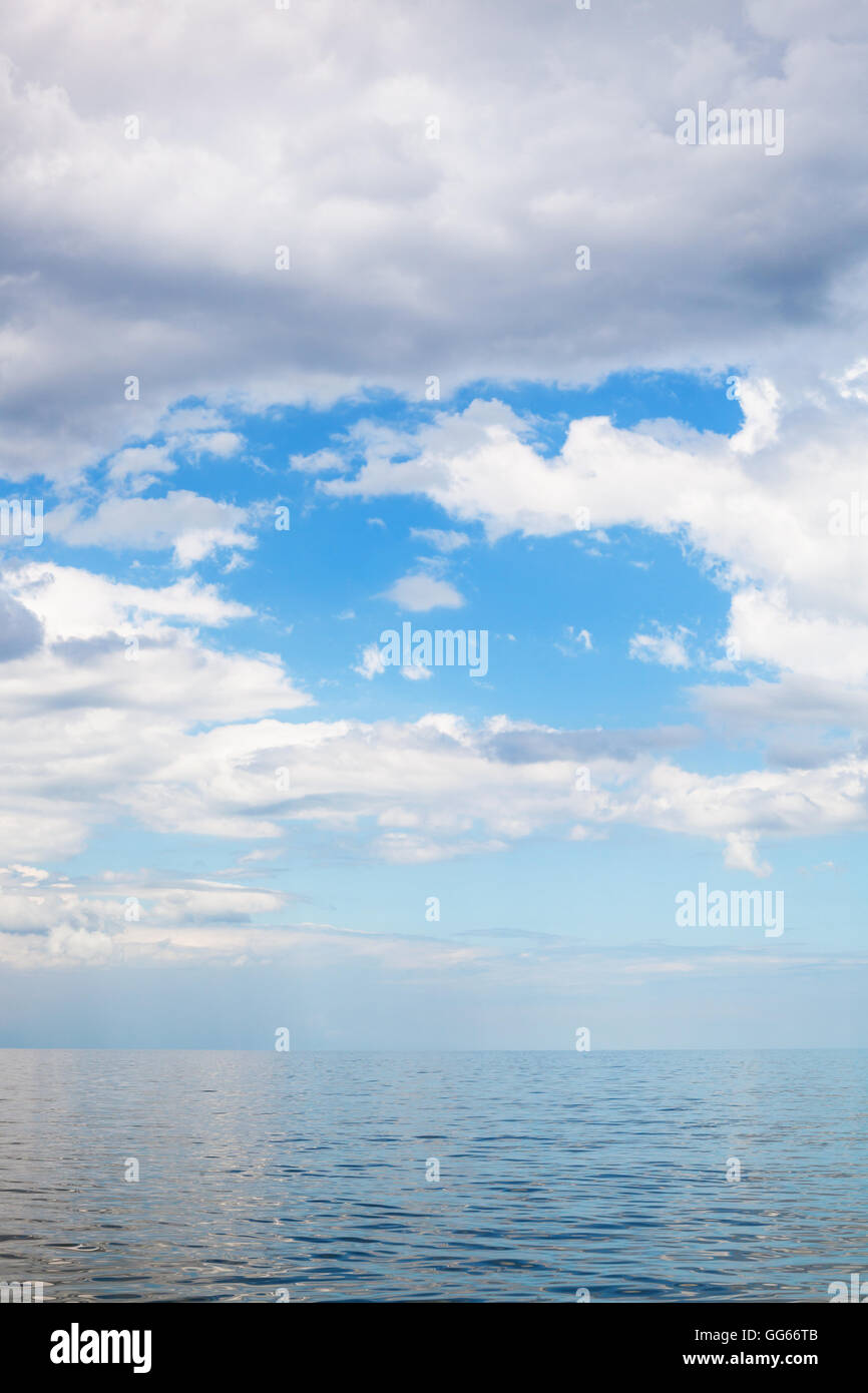 Landschaft von Cumulus-Wolken über ruhige blaue Wasser des Asowschen Meers Temrjuk Bay, Golubitskaya Resort, Halbinsel Taman, Kuban, Russland Stockfoto