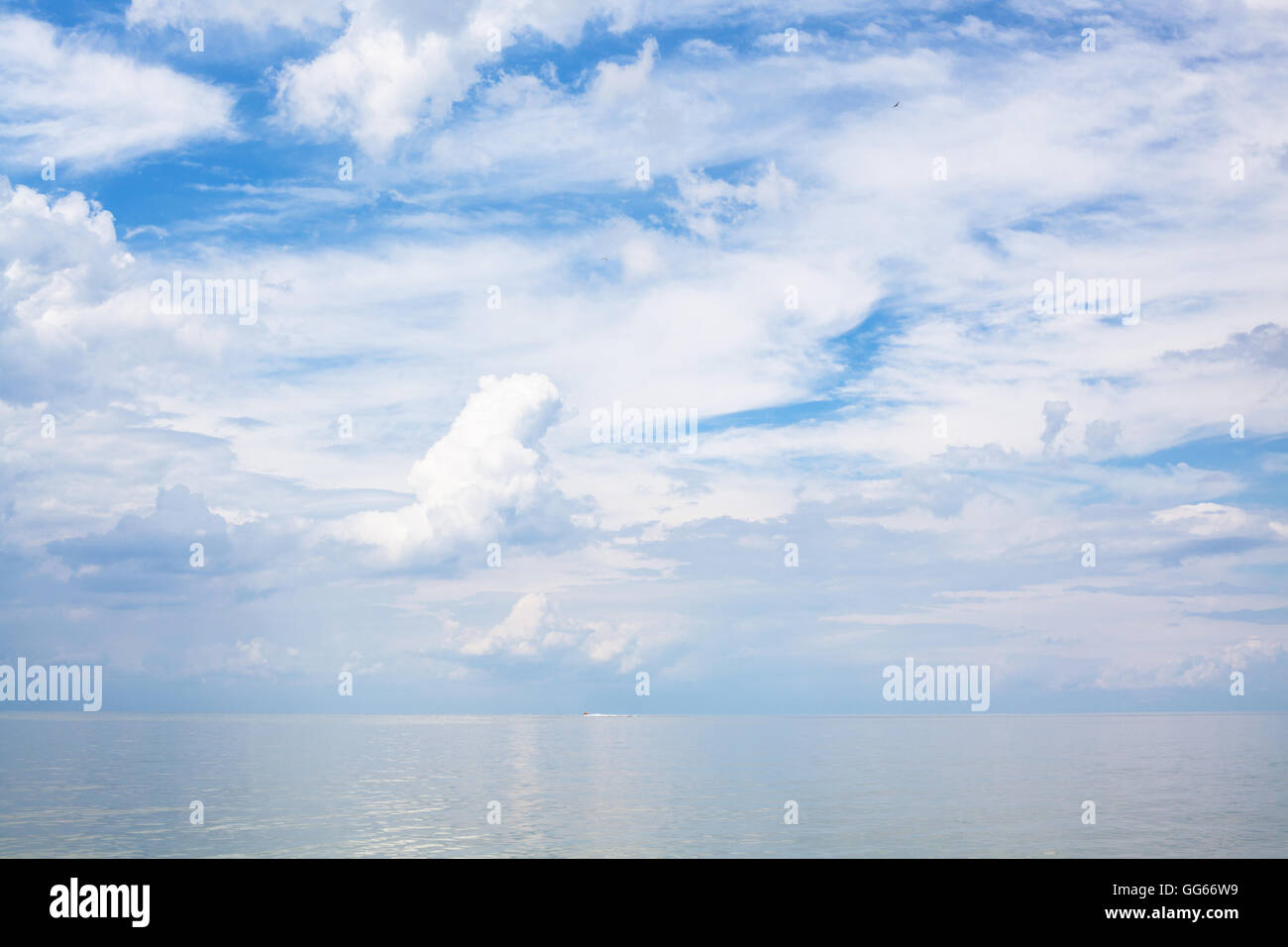 natürlichen Hintergrund - Wasser weiße Wolken auf ruhige blaue Meer von Azov, Temrjuk Bucht, Golubitskaya Resort, Halbinsel Taman, Kuban, Ru Stockfoto