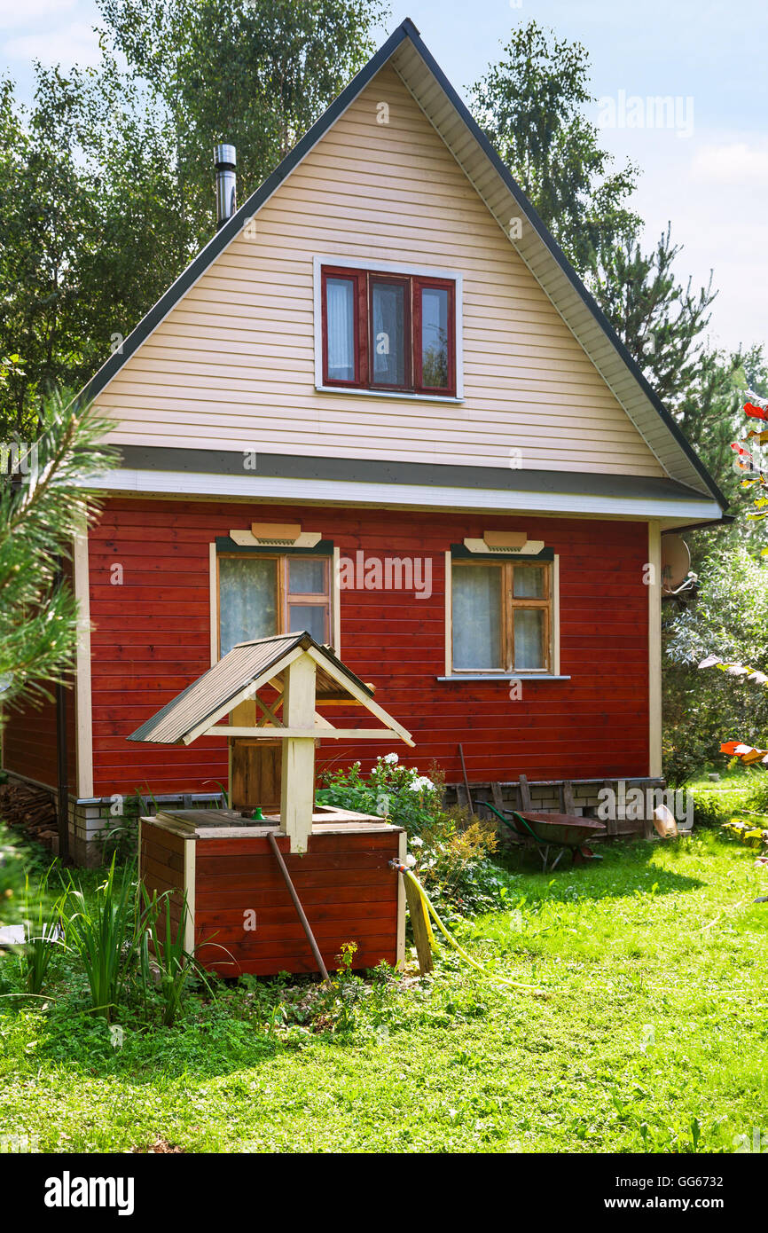 aus Holz gut und einfache Berghütte in Sommertag Stockfoto