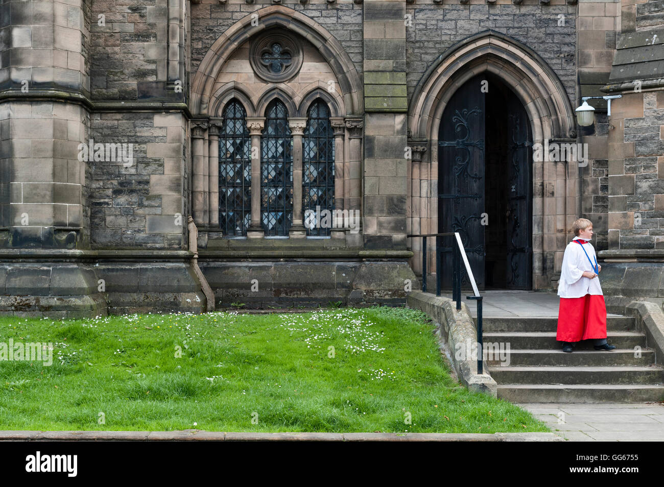 Str. Marys Kathedrale (Episcopal), Palmerston Place, Edinburgh. Chorknabe außerhalb der Kirche auf dem Weg zu einem Dienst Stockfoto