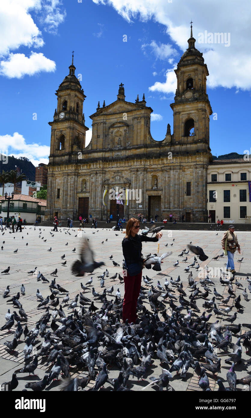 Kolumbien, Bogota, Plaza de Bolivar, füttern Tauben Stockfoto