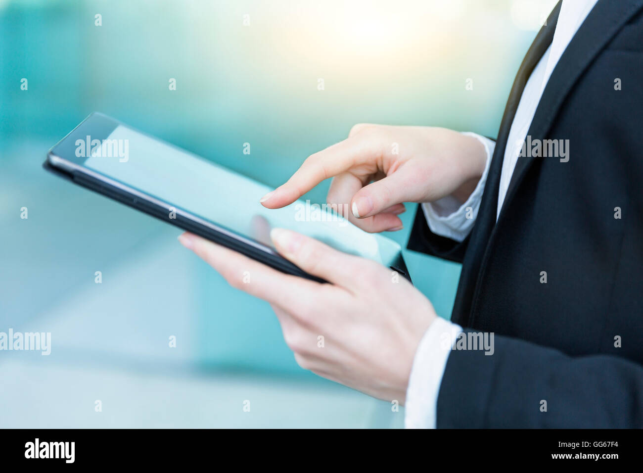 Geschäftsfrau, die mit einem digitalen tablet Stockfoto