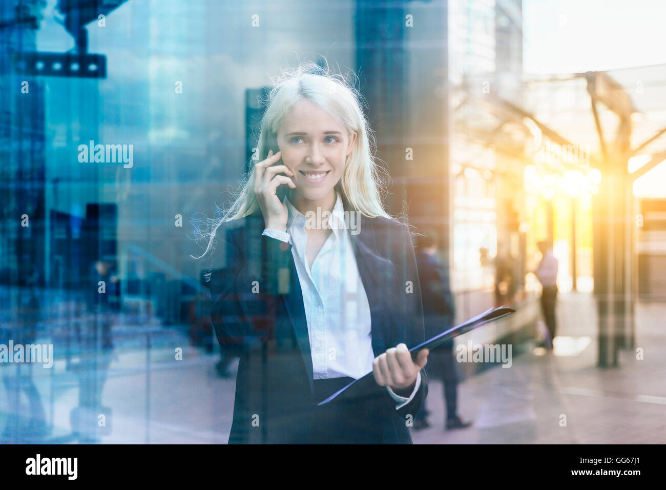 Geschäftsfrau, die mit dem Handy telefonieren Stockfoto