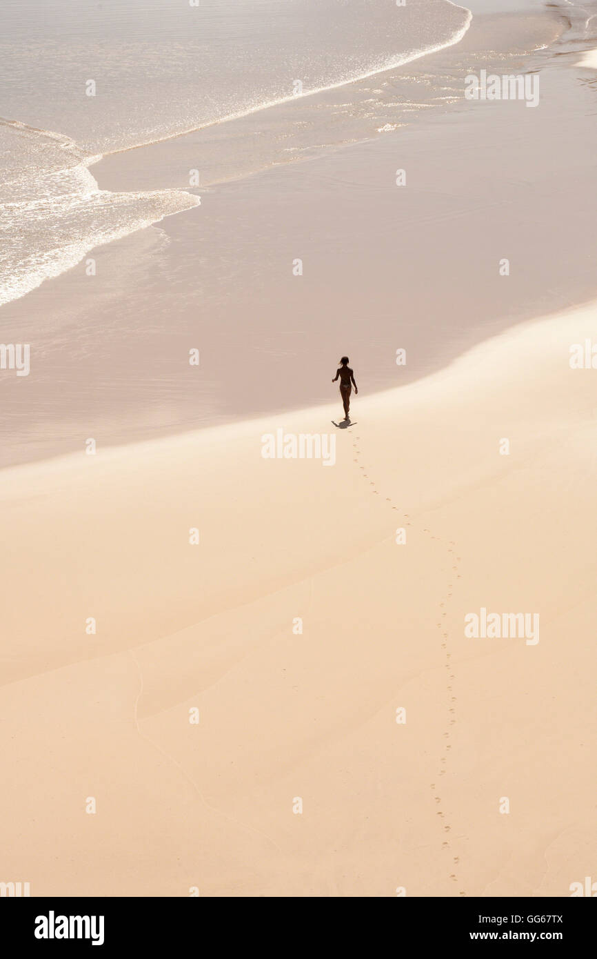 Silhouette Frau zu Fuß am Strand Stockfoto