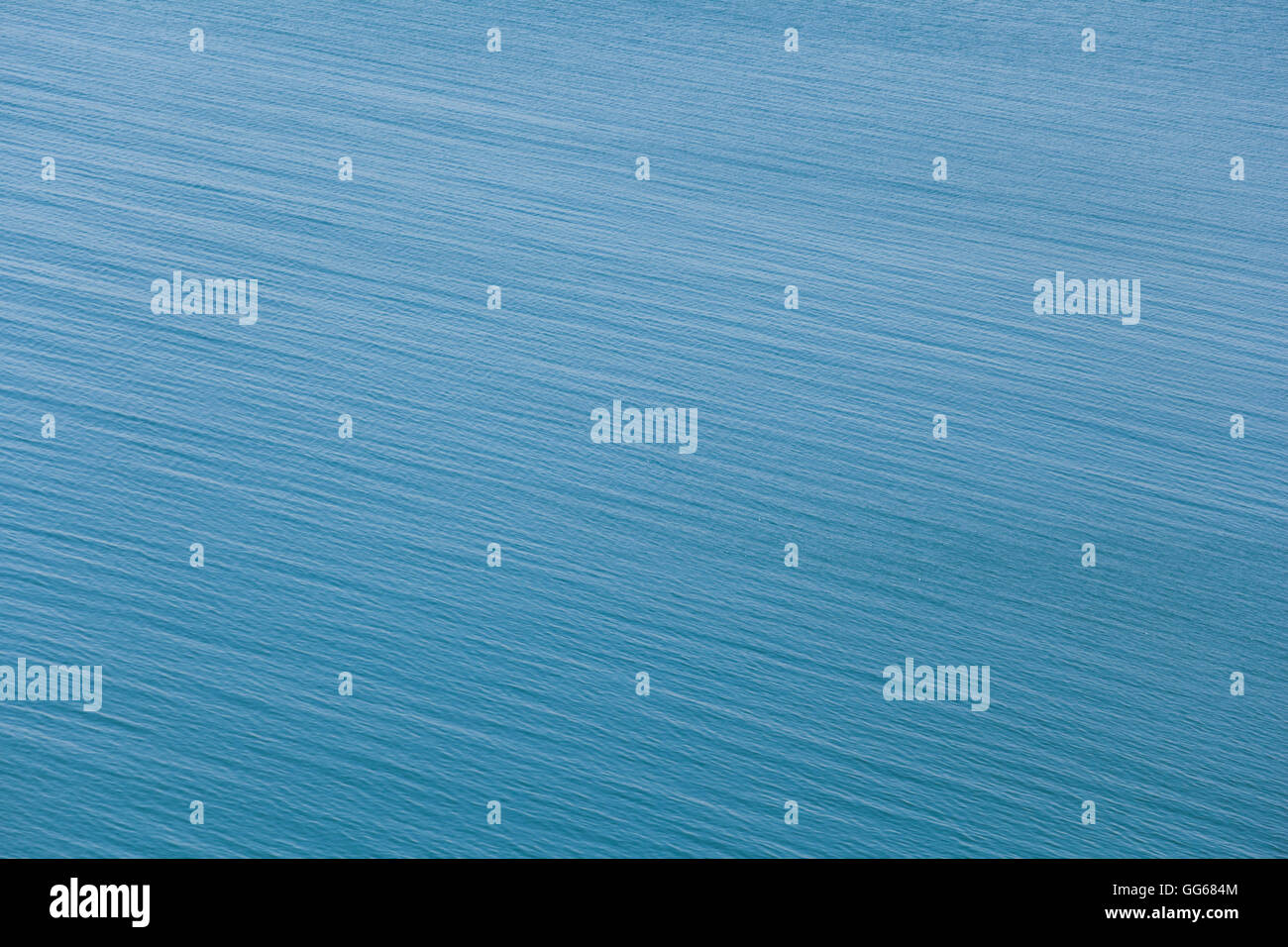Bild von glatten Meerwasser mit sehr kleinen Wellen aus der Luft als Hintergrund Stockfoto