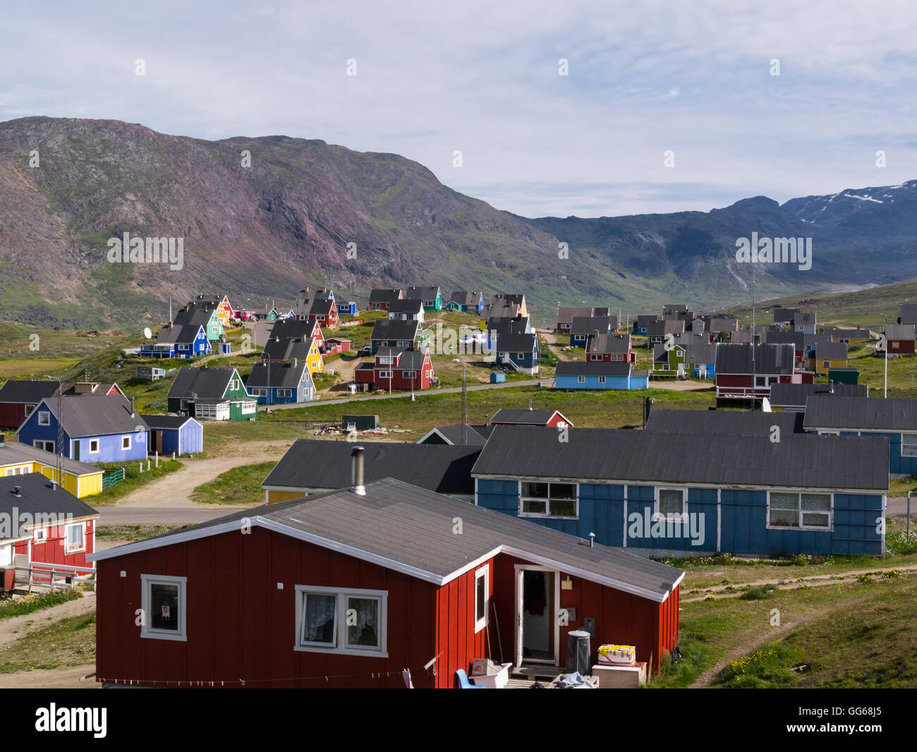 Typischen malerische bunten hölzernen Häuser in Narsaq Kujalleq Gemeinde Südgrönland eine kleine Gemeinschaft von Inuit-Angeln am Tunulliarfik Fjord Stockfoto