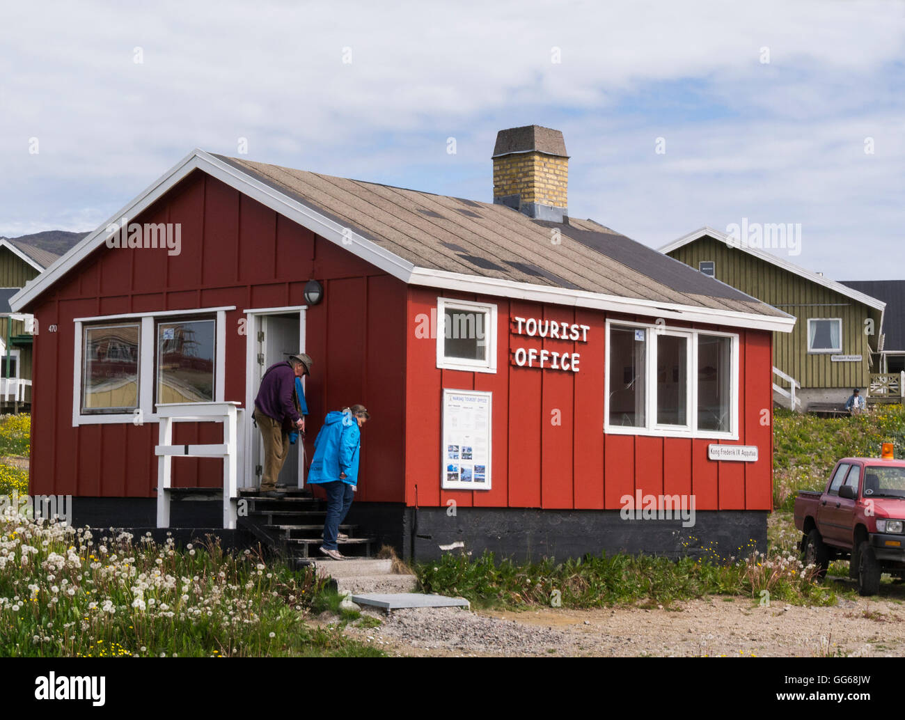 Zwei Touristen verlassen Tourist Information Office in Narsaq Kujalleq Gemeinde Südgrönland kleine Inuit Fischergemeinde Stockfoto