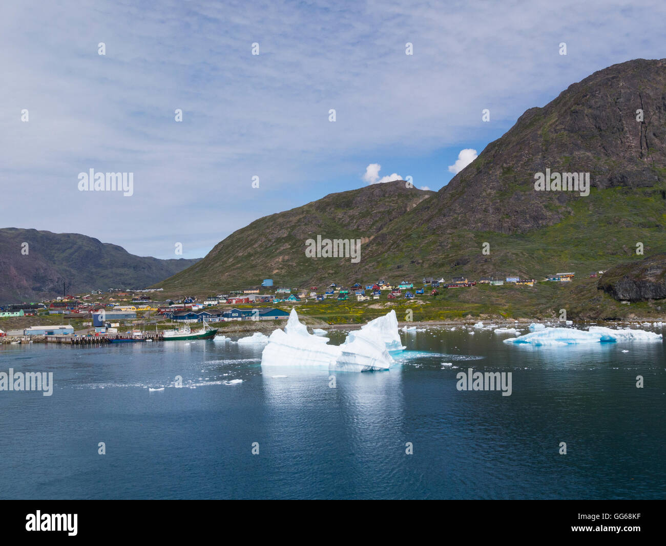 Narsaq Kujalleq Gemeinde von Eisberg gesehen Stadt bedeckt Tunulliarfik Fjord Südgrönland Stockfoto