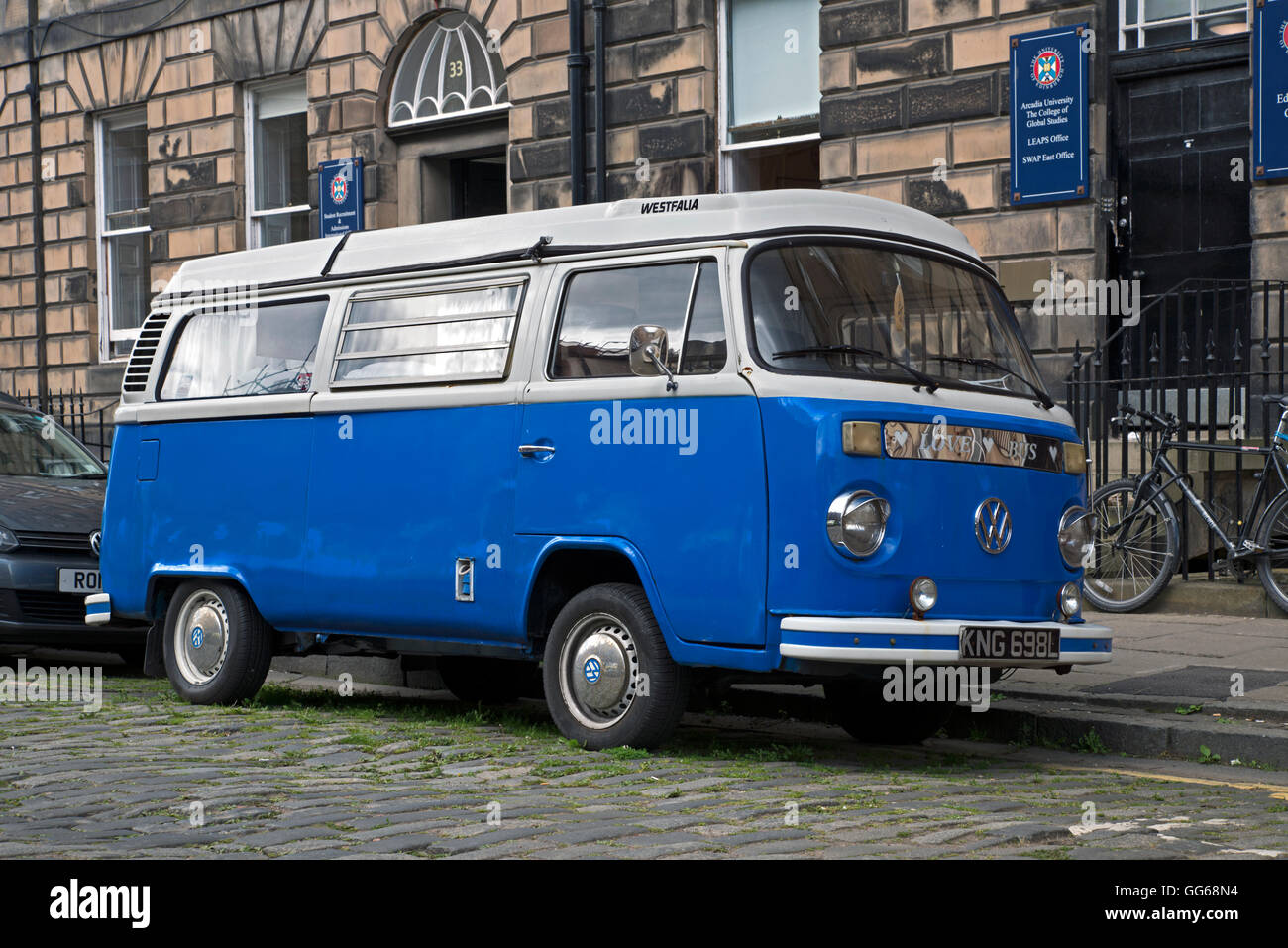 Klassische blaue Volkswagen Wohnmobil geparkt im Bereich Universität von Edinburgh. Stockfoto