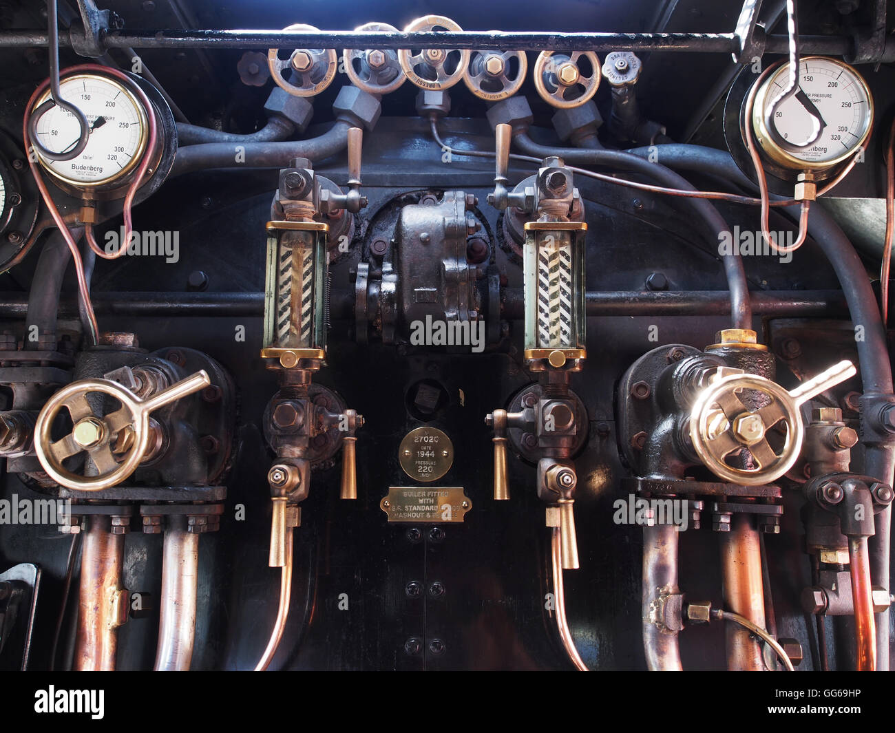 Kontrollen und übersetzen in das Fahrerhaus der 60103 Flying Scotsman Dampfmaschine. Stockfoto