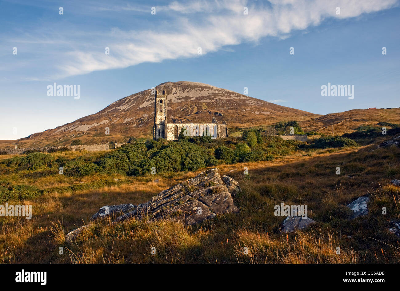 Ansicht der Errigal mit alten Kirche von Irland im Vordergrund, Donegal. Stockfoto