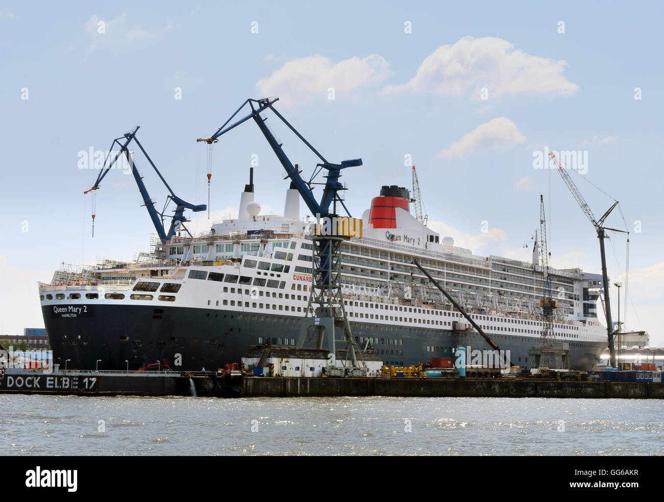 Kreuzfahrtschiff Queen Mary 2 bei Blohm + Voss Trockendock, Hamburg Stockfoto