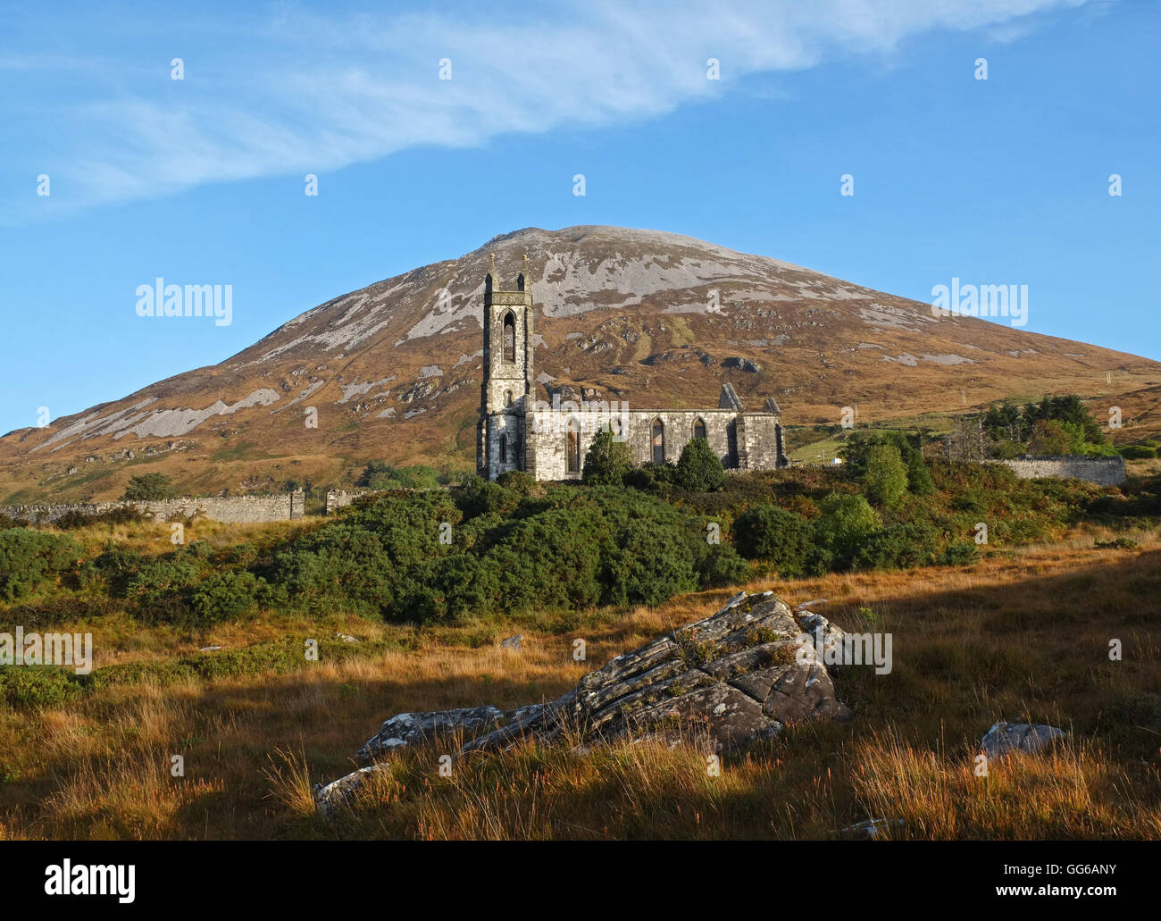 Ansicht der Errigal mit alten Kirche von Irland im Vordergrund, Donegal. Stockfoto