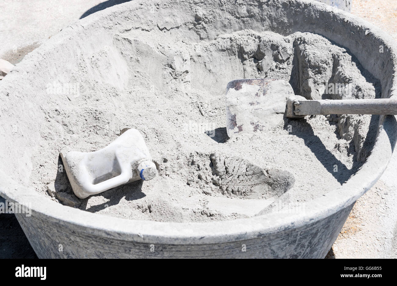 Trockener Zement in der alten Spüle für vorzubereiten, mit Sand und Felsen zu mischen. Stockfoto