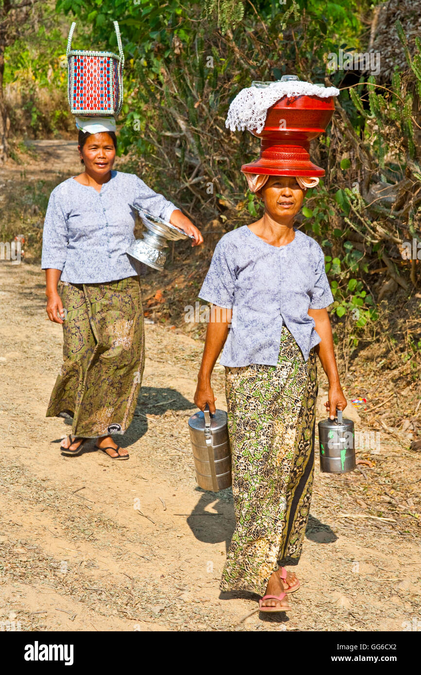 Frauen, die waren auf dem Kopf, Myanmar Stockfoto