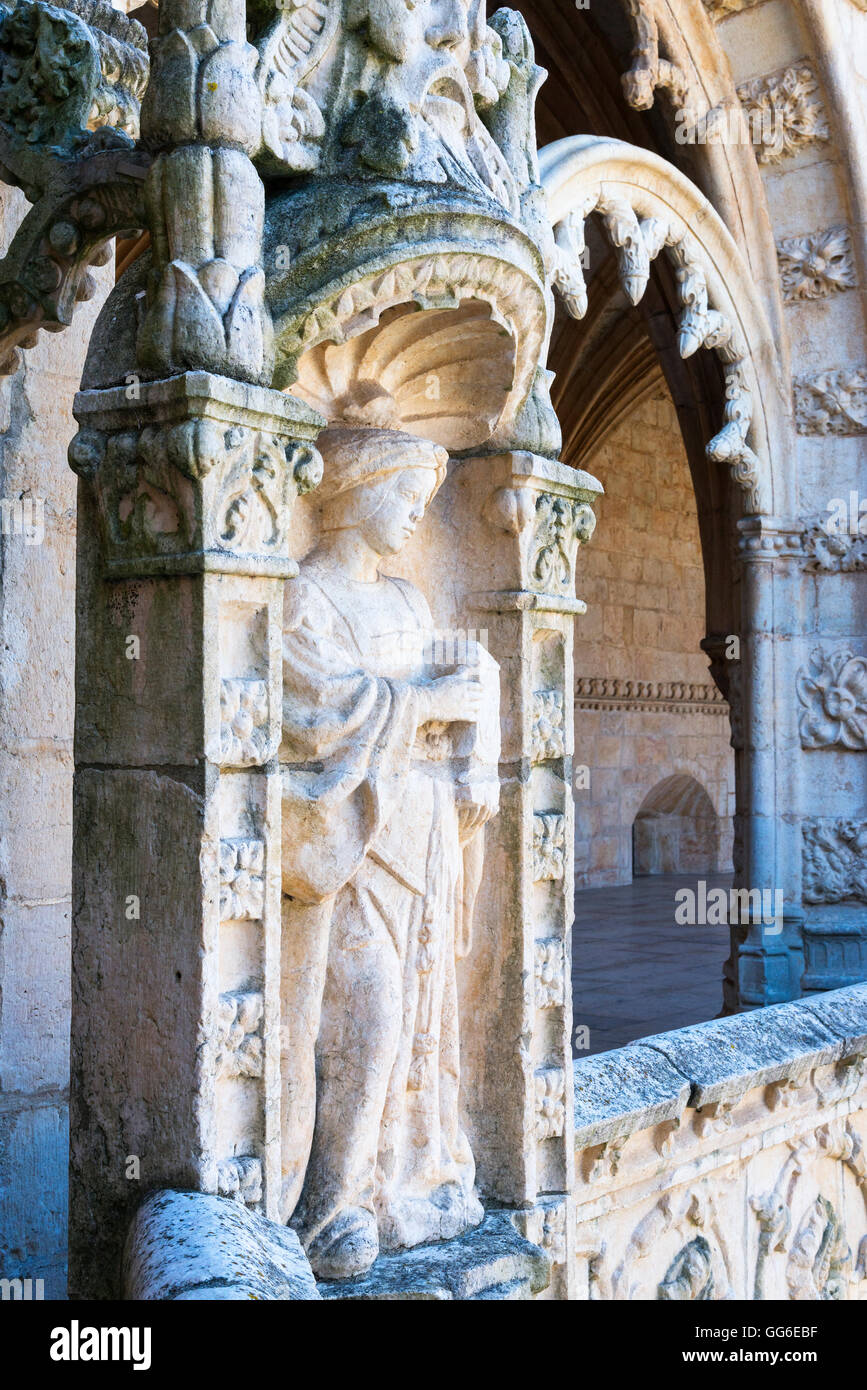 Skulptur, Hof des zweistöckigen Kreuzgang, Mosteiro Dos Jeronimos, UNESCO, Belem, Lissabon, Portugal Stockfoto