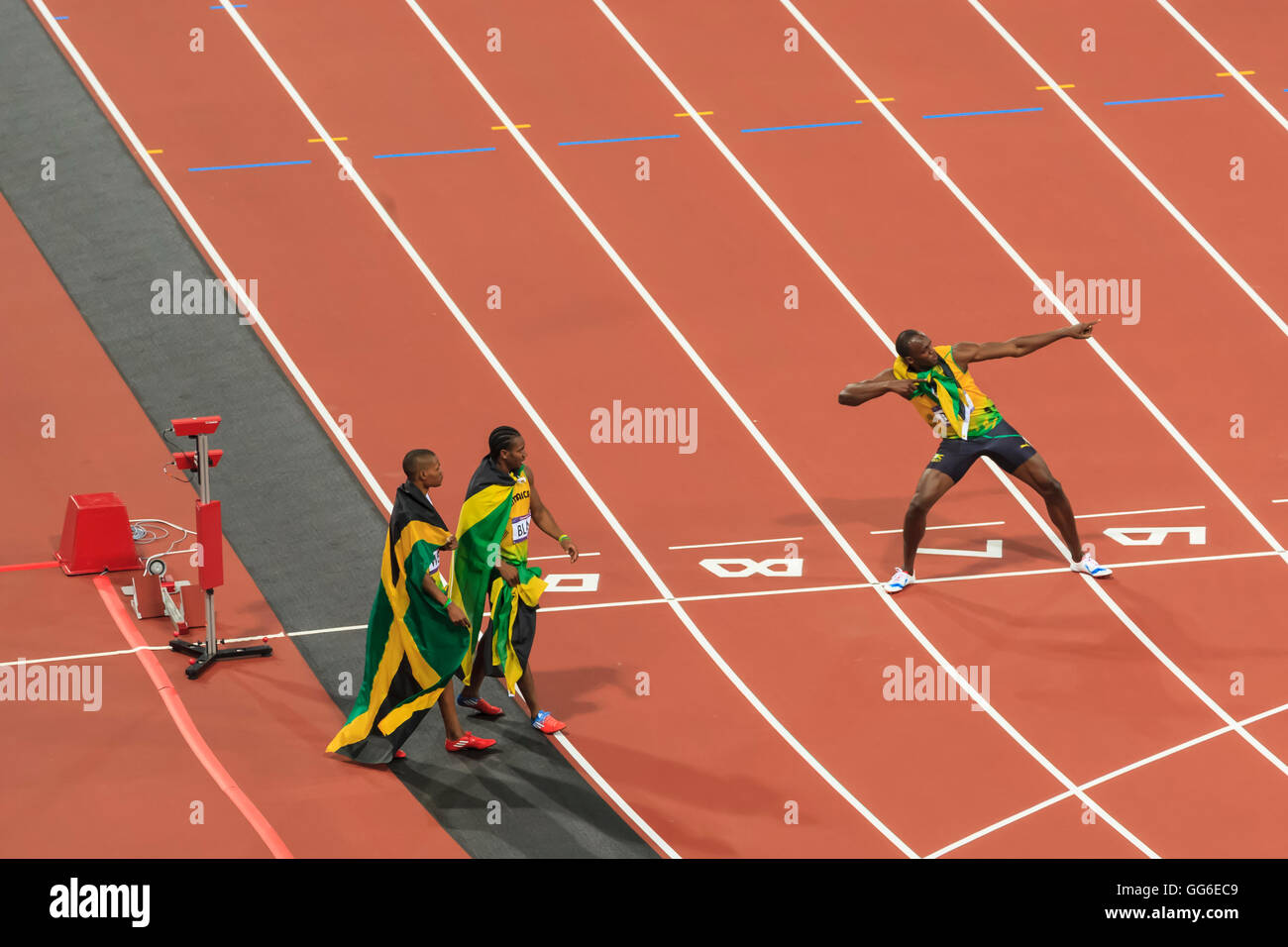 Usain Bolt nach dem Gewinn der Herren, 200m Finale, Streiks lightning Bolt darstellen, Stadion, London 2012 Olympische Spiele, London, England, UK Stockfoto