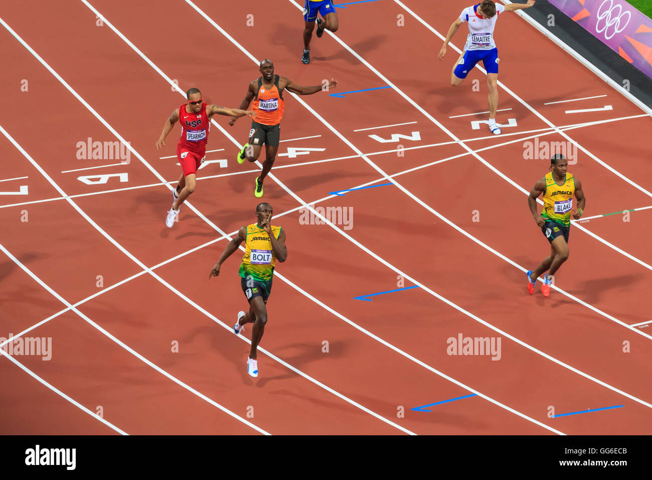 Usain Bolt nach dem Gewinn der Herren, 200m Finale, mit Finger, Lippen, Stadion, London 2012, Olympische Sommerspiele, London, England, UK Stockfoto