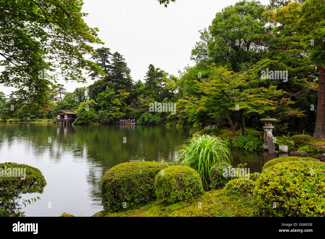 Regentropfen fallen auf Kasumigaike Teich im Sommer Kenrokuen, einer der drei schönsten Landschaftsgärten Japans, Kanazawa, Japan Stockfoto