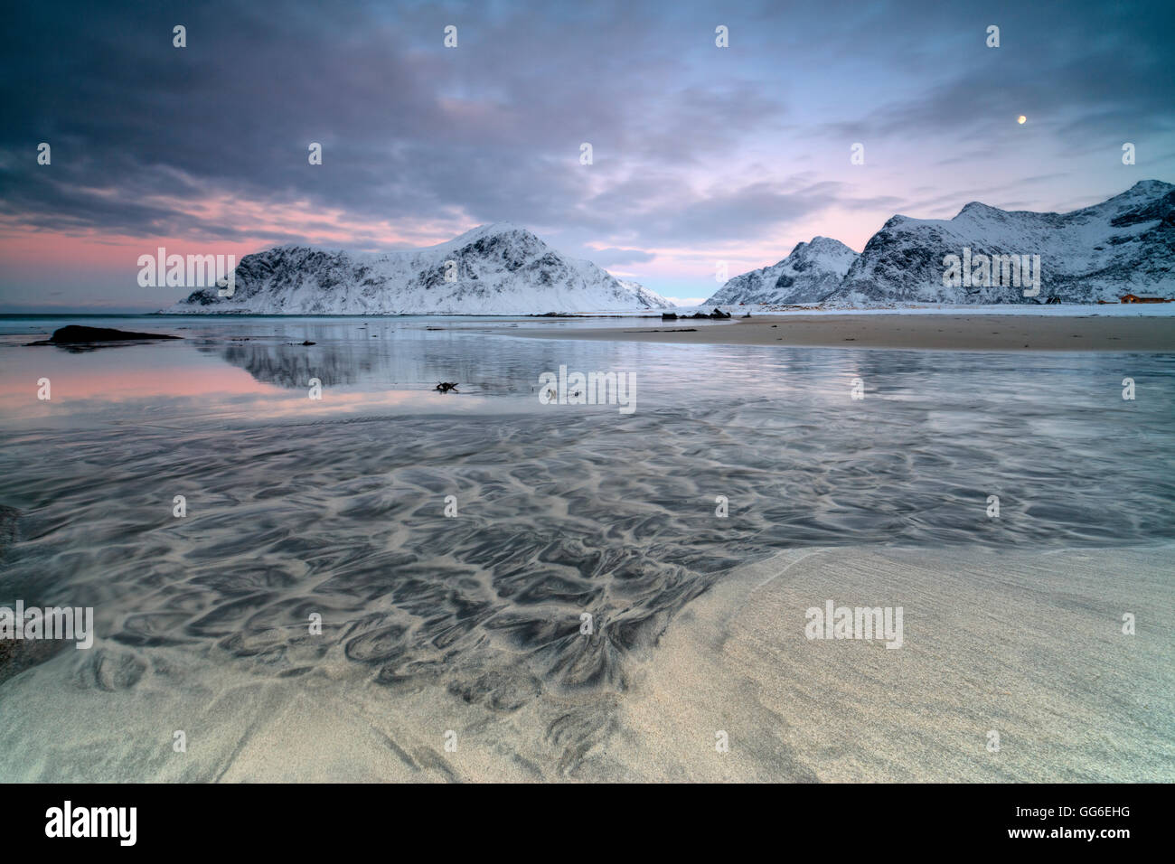 Schwarzen Sand und Vollmond als surreale Landschaft am Skagsanden Strand, Flakstad, Nordland Grafschaft, Lofoten-Inseln, Arktis, Norwegen Stockfoto