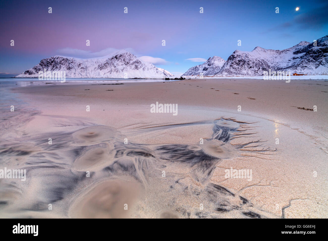 Vollmond spiegelt sich auf Sand in die surreale Landschaft der Skagsanden Strand, Flakstad, Nordland Grafschaft, Lofoten Inseln, Norwegen Stockfoto